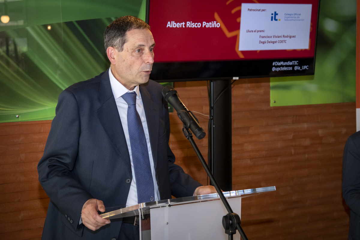 El degà delegat del COETC Francisco Viviani entrega el premi al millor expedient de màster d'enginyeria de telecomunicació